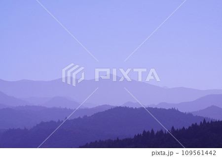 朝霧に包まれる山々 朝霧に包まれる山々 109561442
