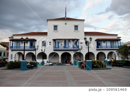 キューバ、サンティアゴ・デ・クーバ、セスペデス広場、市庁舎 キューバ、サンティアゴ・デ・クーバ、セスペデス広場、市庁舎 109561469