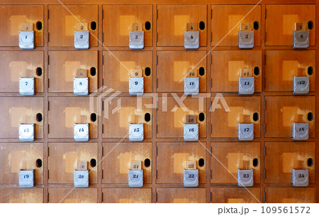 レトロな木製下足箱 109561572