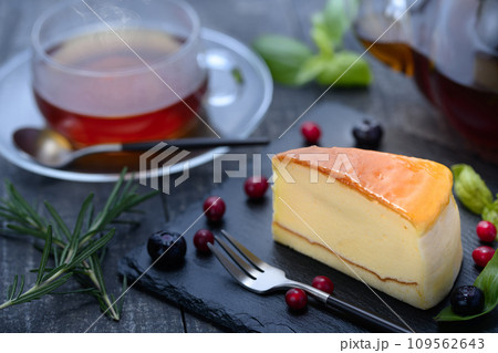 カットしたチーズケーキと紅茶 109562643