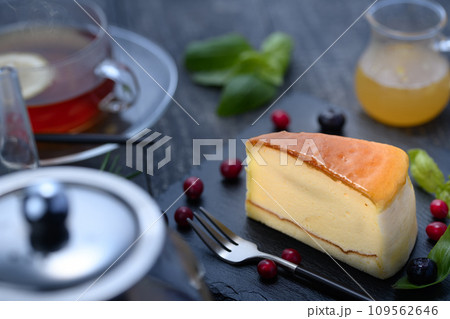 カットしたチーズケーキと紅茶 109562646