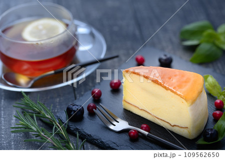 カットしたチーズケーキと紅茶 109562650