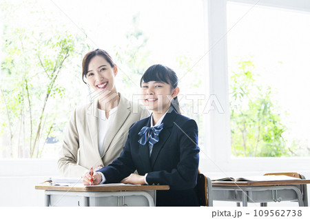 女子中学生と女性教員 女子中学生と女性教員 109562738