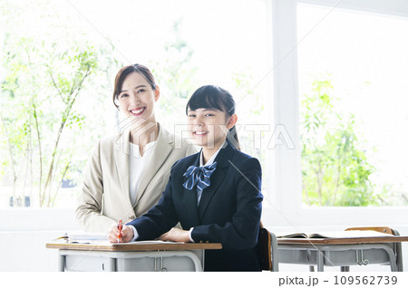 女子中学生と女性教員 女子中学生と女性教員 109562739