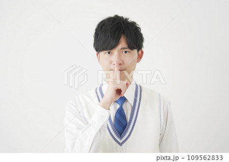内緒のポーズをする男子高校生　白背景 109562833