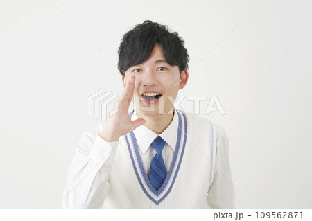 話しかける男子高校生　白背景 109562871