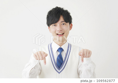 下を指差す男子高校生　白背景 109562877