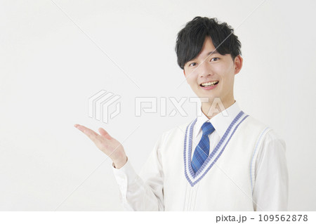手のひらで左側を指す男子高校生 白背景 手のひらで左側を指す男子高校生 白背景 109562878