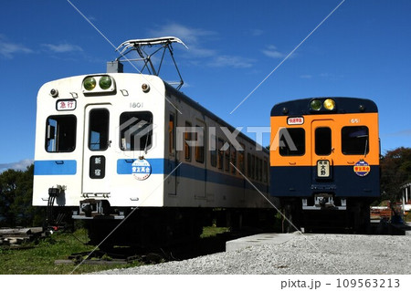 新宿表示と相模大野表示で停車する小田急電鉄1800形 109563213
