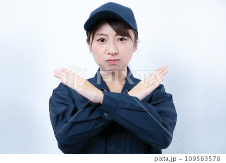 作業着を着てバツをする女性イメージ 109563578