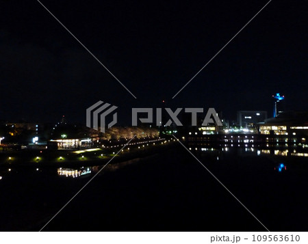 富岩運河環水公園に映る夜景 109563610