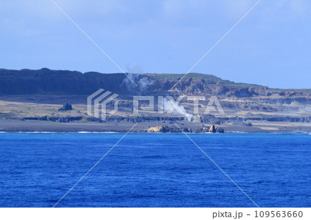 海から見た海底火山噴火前（2023年2月12日撮影）の硫黄島の海岸線の噴気地帯 109563660