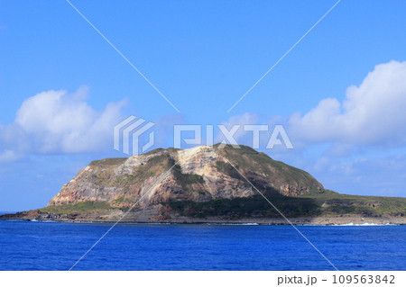 船上から見た海底火山噴火以前の(2023年2月12日撮影)硫黄島の摺鉢山 船上から見た海底火山噴火以前の(2023年2月12日撮影)硫黄島の摺鉢山 109563842