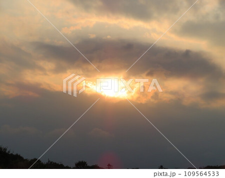 雲の隙間から太陽 雲の隙間から太陽 109564533
