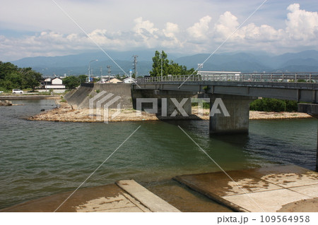 富山県上市川河口の魚躬橋や高月漁港周辺の様子 109564958