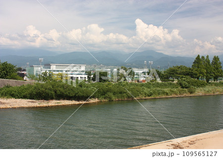 日医工スポーツアカデミー越しの北アルプス立山連峰 109565127