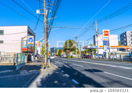 日本の横浜都市景観 横浜市営地下鉄 片倉町駅(出入口1)などを望む 日本の横浜都市景観 横浜市営地下鉄 片倉町駅(出入口1)などを望む 109565321