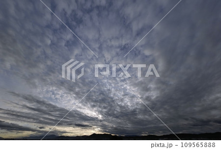 晴れた空に多様な雲が広がった冬の朝空・超広角・空主体・231201am 晴れた空に多様な雲が広がった冬の朝空・超広角・空主体・231201am 109565888