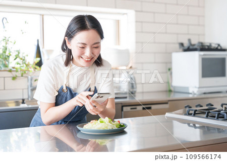 スマホで料理の写真を撮影する女性 スマホで料理の写真を撮影する女性 109566174