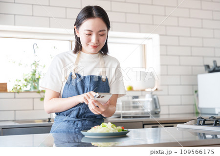 スマホで料理の写真を撮影する女性 スマホで料理の写真を撮影する女性 109566175