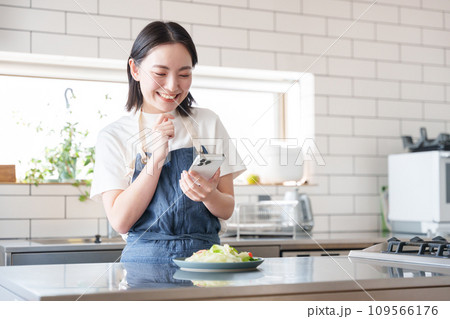 スマホで料理の写真を撮影する女性 スマホで料理の写真を撮影する女性 109566176