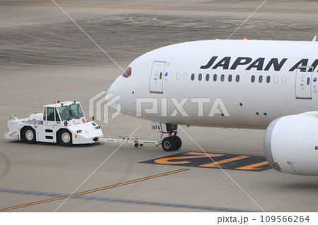 トーイングトラクターにプッシュバックされる旅客機 トーイングトラクターにプッシュバックされる旅客機 109566264