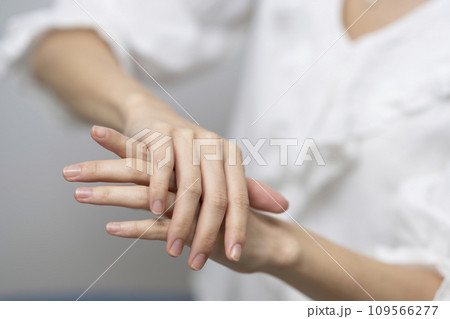 30代半ばの女性の手元 30代半ばの女性の手元 109566277