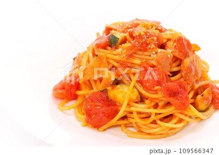 トマトとズッキーニのパスタ スパゲッティ 明るい背景 トマトとズッキーニのパスタ スパゲッティ 明るい背景 109566347