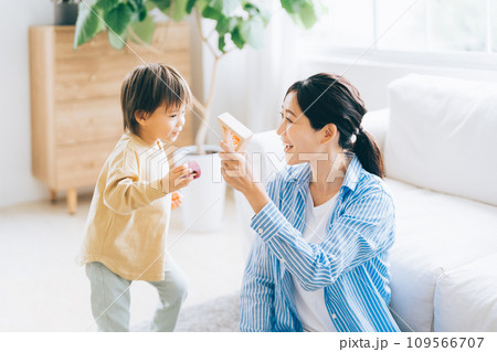 おもちゃで遊ぶ子どもとお母さん おもちゃで遊ぶ子どもとお母さん 109566707