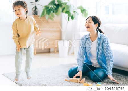 おもちゃで遊ぶ子どもと見守るお母さん 109566712