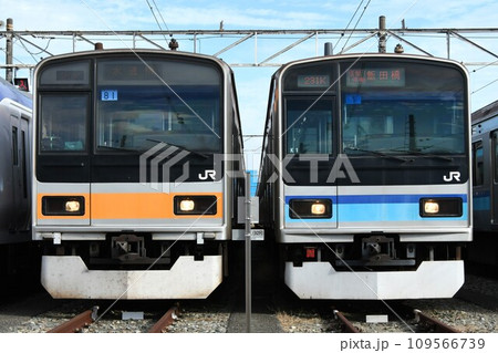 車両基地で並ぶ水道橋表示の209系1000番台と飯田橋表示のE231系800番台 109566739