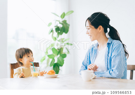 朝ごはんを食べる親子 朝ごはんを食べる親子 109566853