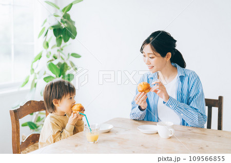 朝ごはんを食べる親子 109566855