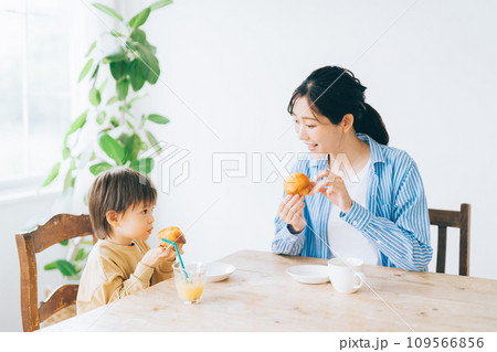朝ごはんを食べる親子 109566856