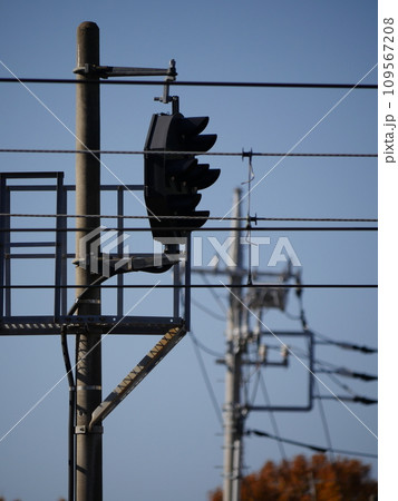 中継信号機と電信柱 中継信号機と電信柱 109567208