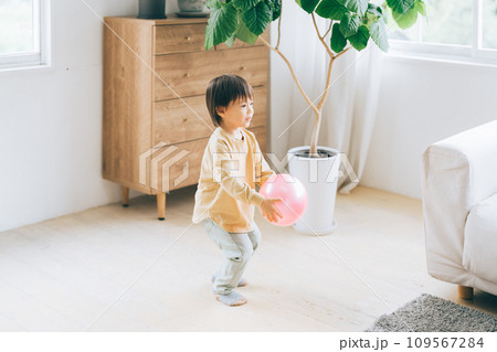 ボールで遊ぶ子ども 109567284
