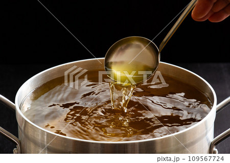 和食の出汁 かつお根布出汁 和食の出汁 かつお根布出汁 109567724