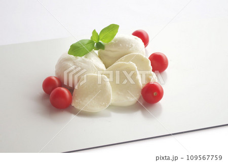 白い背景にモッツァレラチーズ　赤いトマト　グリーンのバジル 109567759