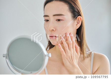 ほうれい線が気になる30代女性 109567795