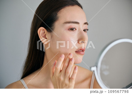 ほうれい線が気になる30代女性 109567798