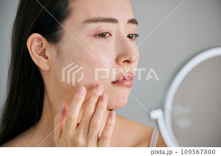 ほうれい線が気になる30代女性 ほうれい線が気になる30代女性 109567800