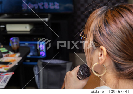 1人カラオケを楽しむ女性 1人カラオケを楽しむ女性 109568441