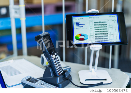 物流ソリューションを導入した倉庫 109568478