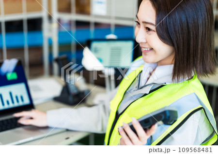 システムで在庫管理をする女性作業員 システムで在庫管理をする女性作業員 109568481