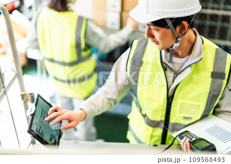 入出庫を確認する男性作業員 入出庫を確認する男性作業員 109568493