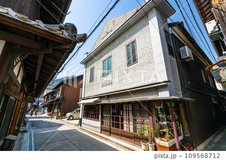 【重要伝統的建造物群保存地区】豊町御手洗　看板建築の店がある通り　広島県呉市 109568712