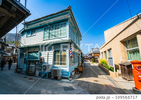 【重要伝統的建造物群保存地区】豊町御手洗　古い洋館建ての理容店と江戸時代の街並み　広島県呉市 109568717