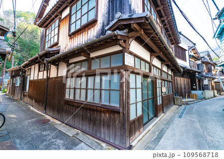 【重要伝統的建造物群保存地区】豊町御手洗　通りと路地の風景　広島県呉市 109568718