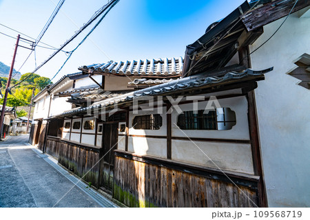 【重要伝統的建造物群保存地区】豊町御手洗　旧醤油蔵と通りの風景1　広島県呉市 109568719