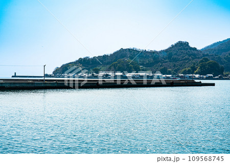 【重要伝統的建造物群保存地区】岡村島の海岸から望む豊町御手洗3　広島県呉市 109568745